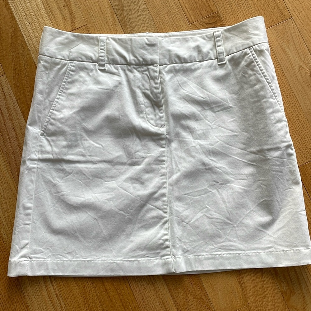 Vineyard Vines white EUC skirt.